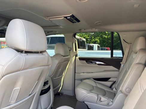 Used 2015 Cadillac Escalade Luxury RWD image 9