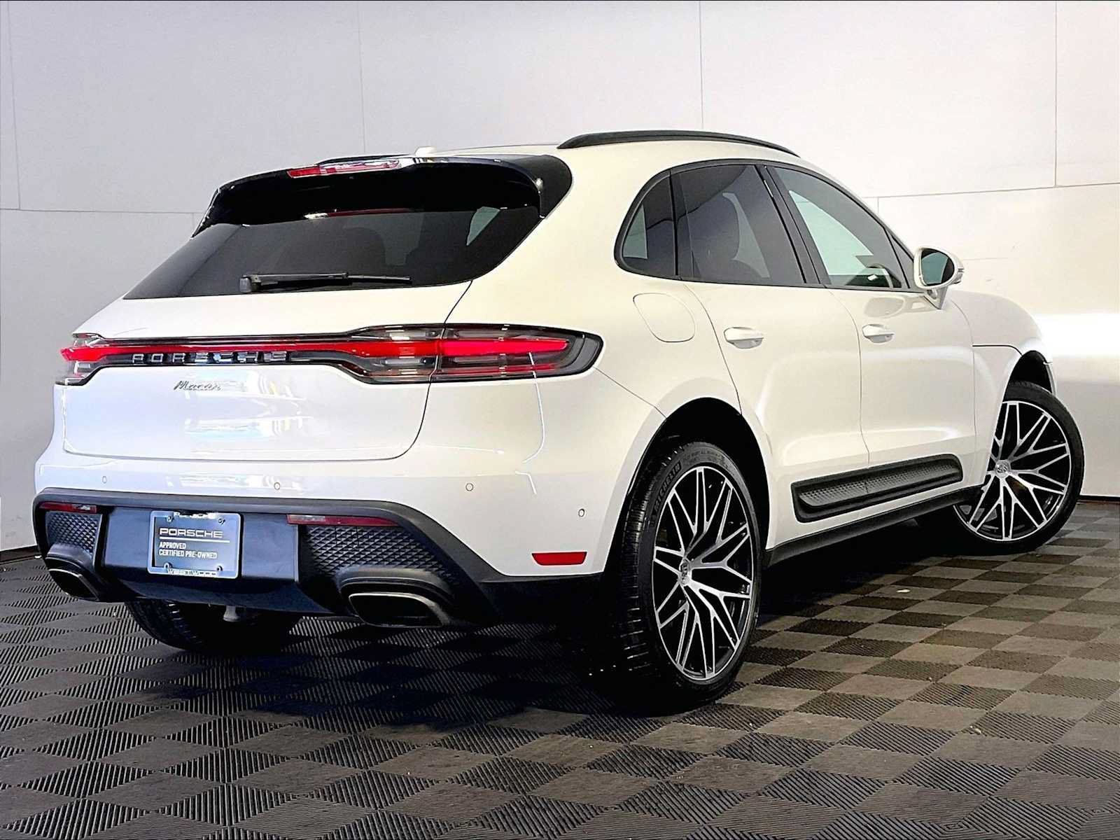 Certified 2023 Porsche Macan AWD/4WD image 7