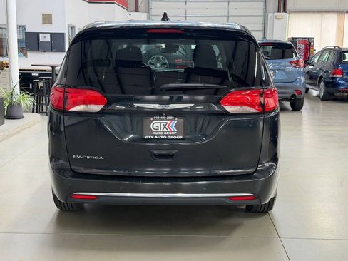 Used 2020 Chrysler Pacifica Touring w/ Advanced Safetytec Group FWD image 3