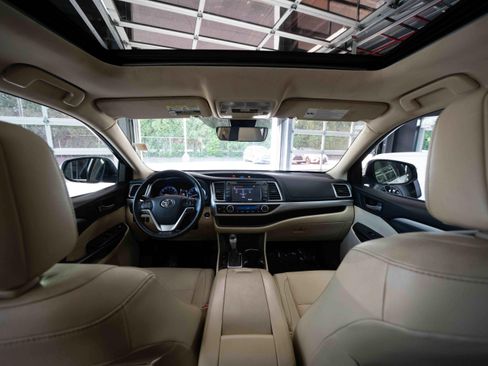 Used 2018 Toyota Highlander XLE AWD/4WD image 19