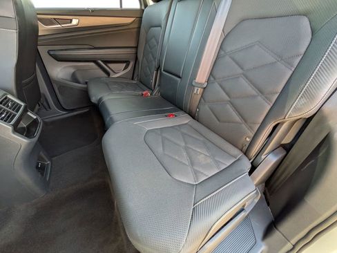 Used 2024 Volkswagen Atlas Cross Sport SE image 28