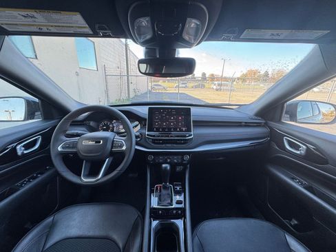 Used 2025 Jeep Compass Trailhawk image 32