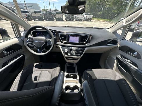 Used 2023 Chrysler Voyager LX FWD image 19