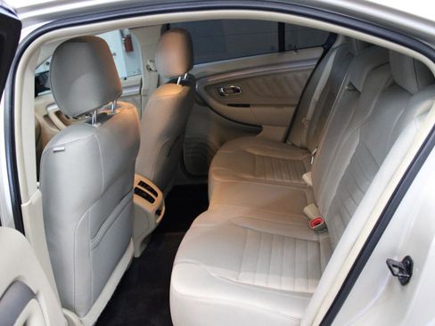 Used 2018 Ford Taurus SE image 12