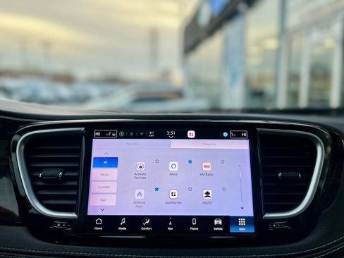 Used 2021 Chrysler Pacifica Limited w/ Uconnect Theater Family Group image 29