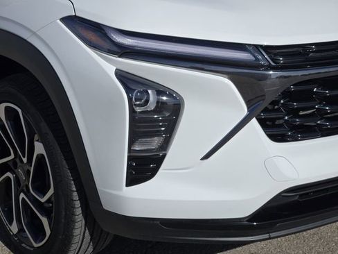 Used 2025 Chevrolet Trax RS w/ Sunroof Package image 9