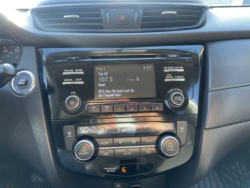 Used 2017 Nissan Rogue SV image 17