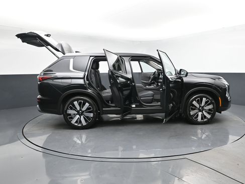 New 2025 Mitsubishi Outlander SE image 29