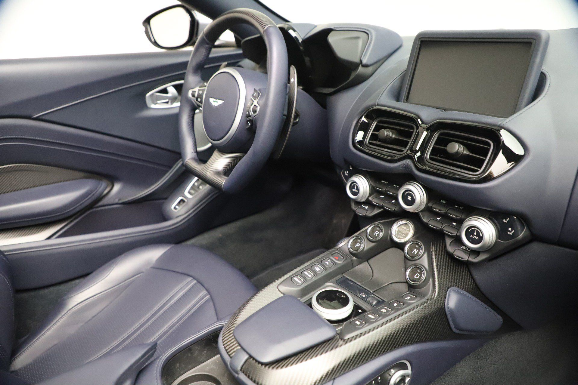 Used 2021 Aston Martin V8 Vantage Roadster RWD image 24