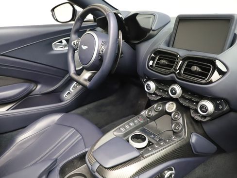 Used 2021 Aston Martin V8 Vantage Roadster RWD image 24