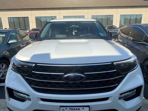 Used 2021 Ford Explorer XLT w/ Equipment Group 202A image 2