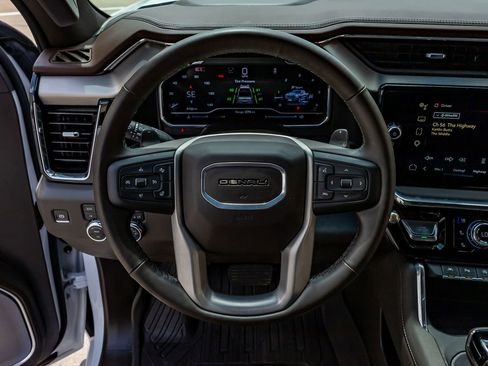 Used 2025 GMC Sierra 1500 Denali w/ Technology Package AWD/4WD image 19