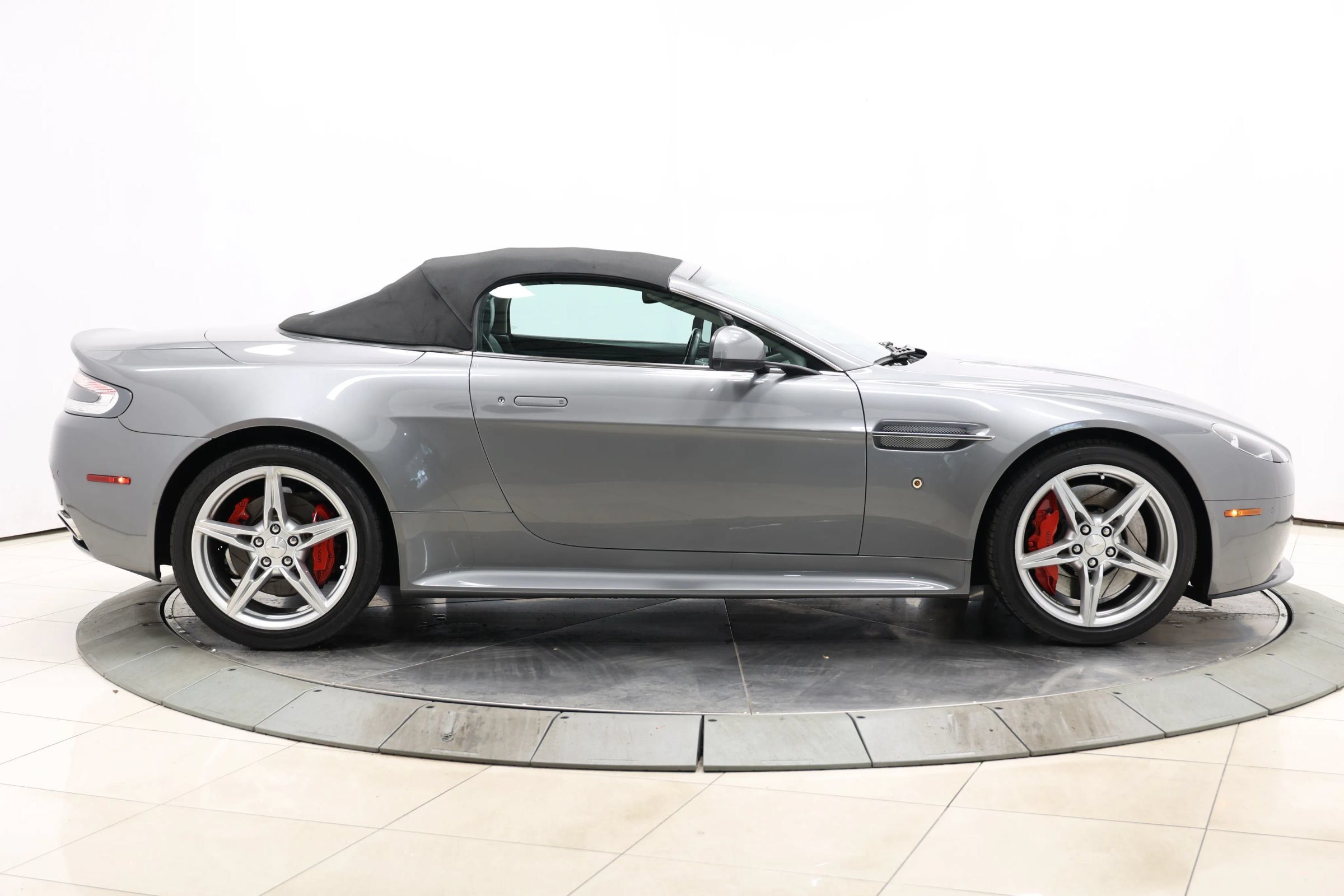 Used 2016 Aston Martin V8 Vantage S RWD image 74