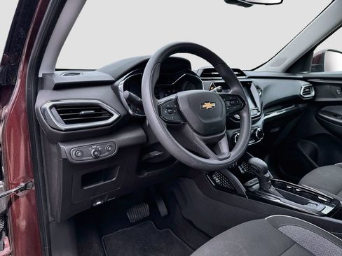 Used 2022 Chevrolet TrailBlazer LT w/ Convenience Package FWD image 9