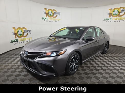 Used 2024 Toyota Camry SE image 3