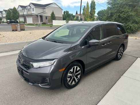 Used 2025 Honda Odyssey EX-L image 3