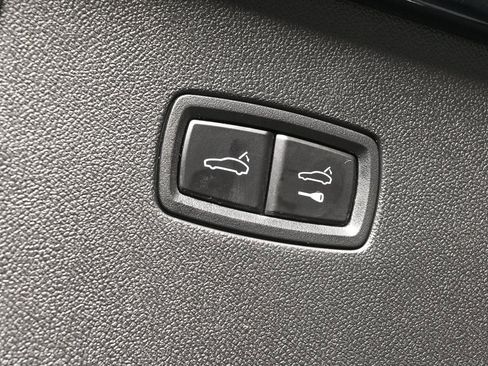 Used 2023 Porsche Cayenne Coupe w/ Premium Package image 33