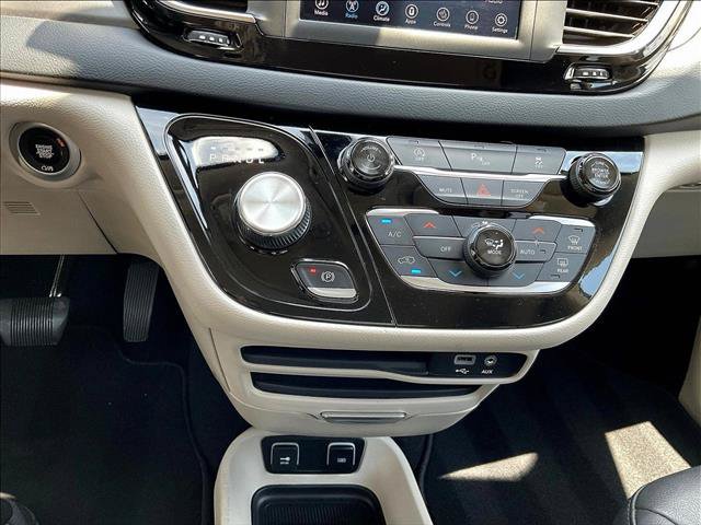 Used 2020 Chrysler Pacifica Touring-L FWD image 20