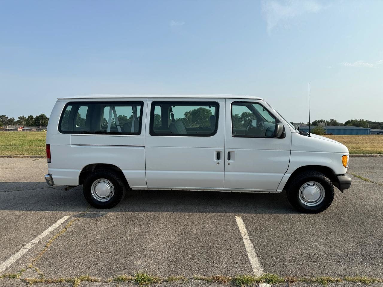 Used 2002 Ford E-150 and Econoline 150 Wagon RWD image 4