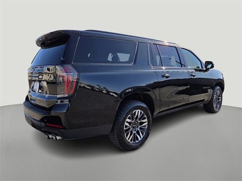 Used 2025 Chevrolet Suburban Z71 image 4