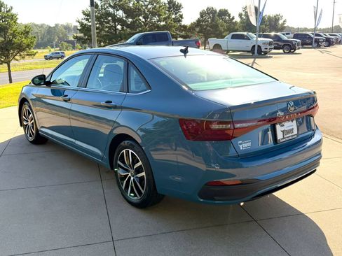 Used 2026 Volkswagen Jetta SE FWD image 4