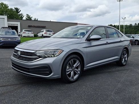 Certified 2023 Volkswagen Jetta SE w/ Panoramic Sunroof Package FWD image 3