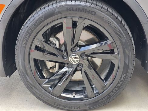 Used 2024 Volkswagen Tiguan SE R-Line FWD image 9
