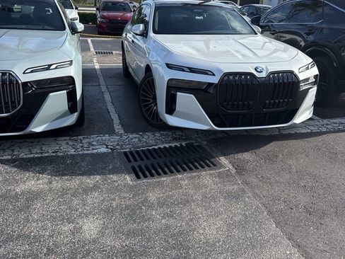 Used 2025 BMW 740i w/ Premium Package image 8