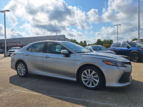 Used 2023 Toyota Camry LE FWD image 3