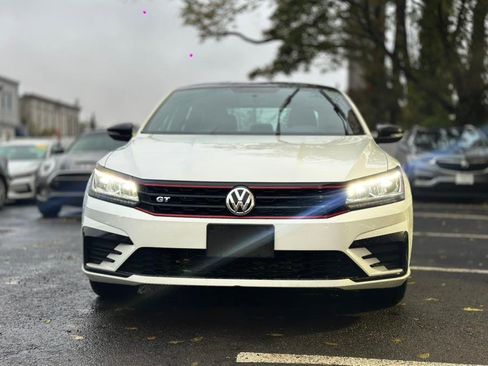 Used 2018 Volkswagen Passat 3.6 FWD image 2