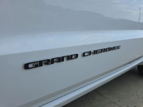 Used 2018 Jeep Grand Cherokee Overland image 14