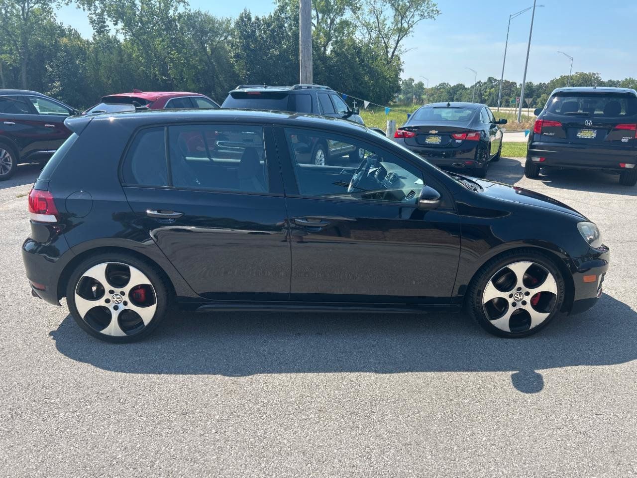 Used 2011 Volkswagen Golf 4-Door FWD image 4