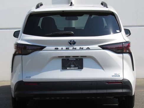 Used 2023 Toyota Sienna XLE w/ XLE Plus Package AWD/4WD image 7