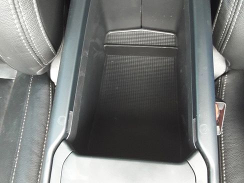 Used 2021 Volvo XC40 T4 Momentum image 25