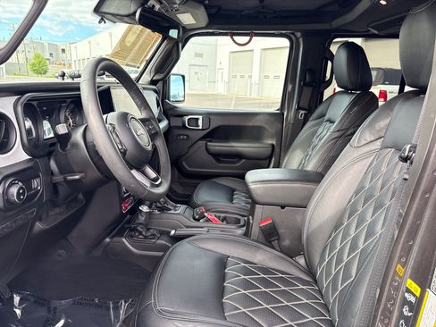 Certified 2025 Jeep Gladiator Sport AWD/4WD image 18