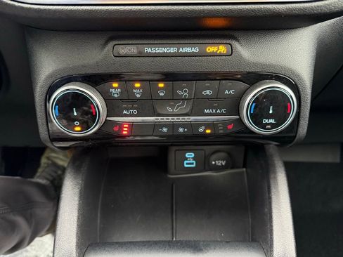 Used 2022 Ford Escape Titanium image 17