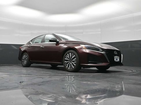 Used 2024 Nissan Altima 2.5 SV image 29