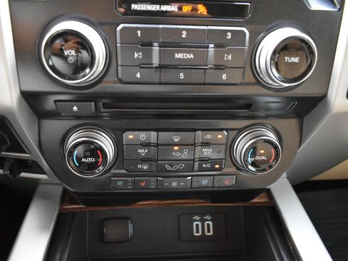 Used 2016 Ford F150 Lariat w/ Equipment Group 502A Luxury AWD/4WD image 21