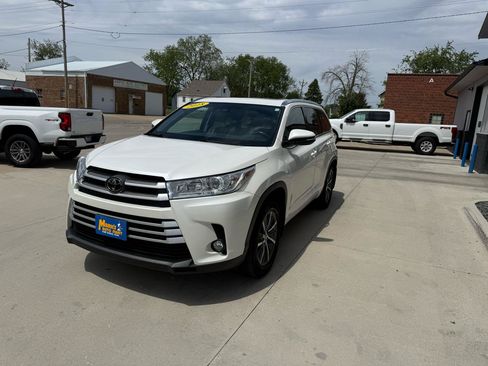 Used 2018 Toyota Highlander XLE AWD/4WD image 3