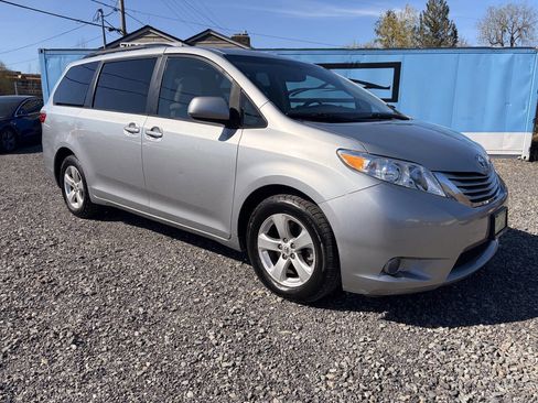 Used 2015 Toyota Sienna LE image 1