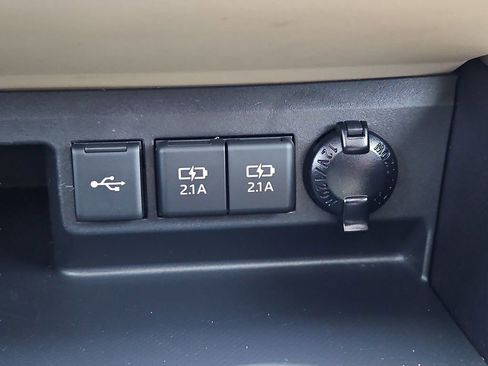 Used 2020 Toyota Highlander XLE image 19