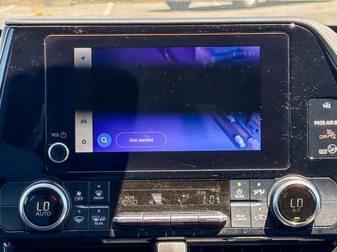 Used 2024 Toyota Highlander LE FWD image 13