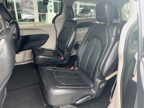 Used 2022 Chrysler Pacifica Touring-L image 20