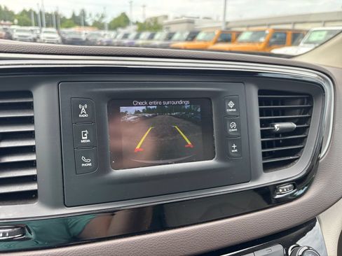 Used 2017 Chrysler Pacifica Touring-L FWD image 18