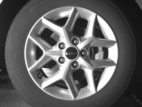 Used 2025 Kia Soul LX w/ LX Technology Package FWD image 16