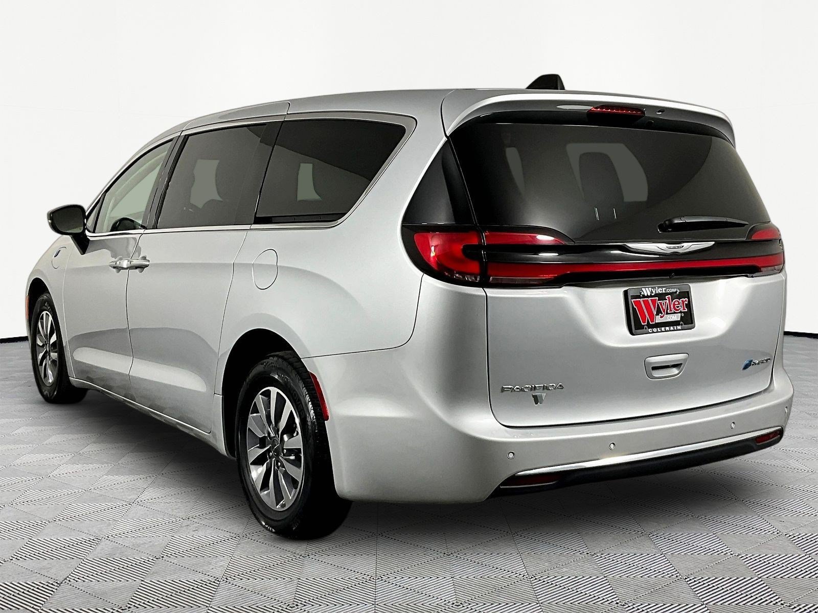 Used 2024 Chrysler Pacifica Limited FWD image 4