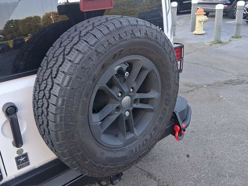 Used 2017 Jeep Wrangler Unlimited Sahara AWD/4WD image 9