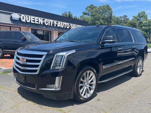 Used 2017 Cadillac Escalade ESV Luxury RWD image 1