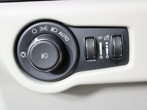 Used 2024 Chrysler Pacifica Touring-L image 22