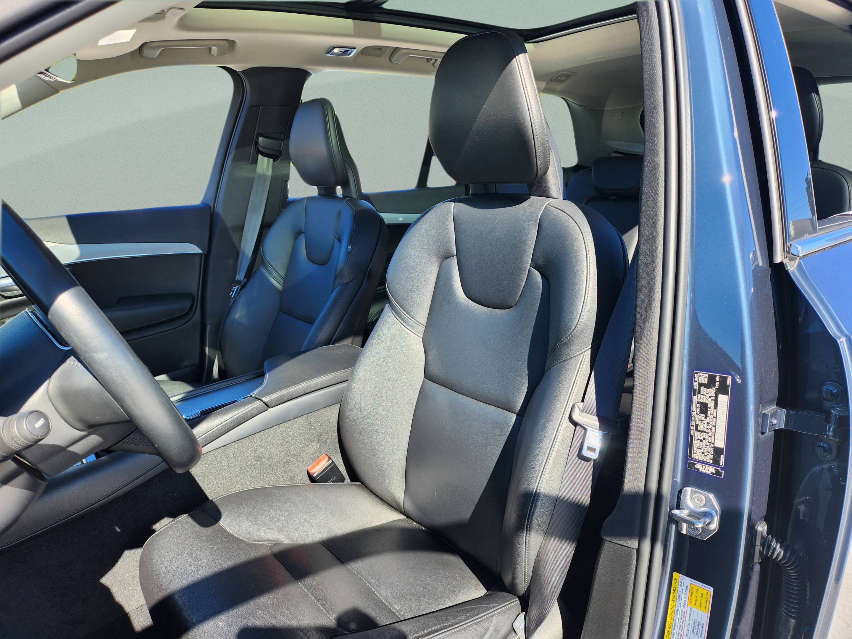 Used 2021 Volvo XC90 T5 Momentum w/ Climate Package FWD image 12